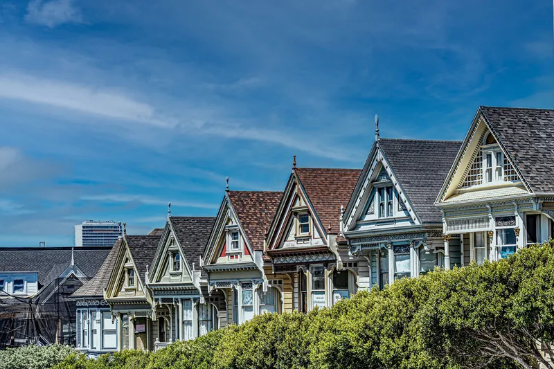 View of the famous Painted Ladies with San Francisco skyline in the background, a classic landmark.