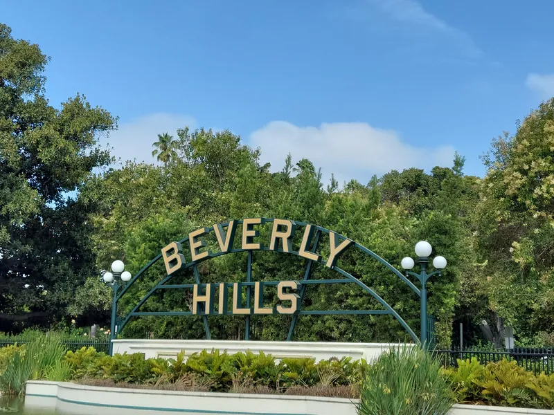 Written "BEVERLY HILLS" in Beverly Gardens Park.