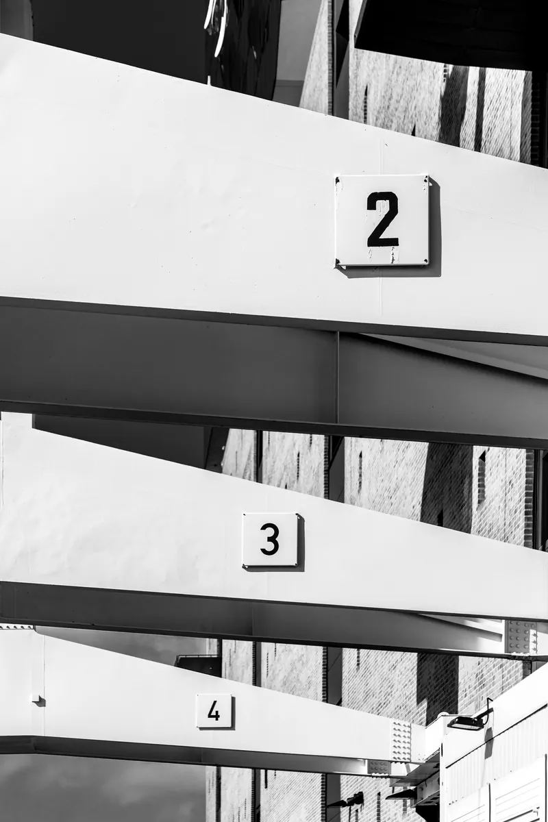Elbphilharmonie's Glass and Brick Design